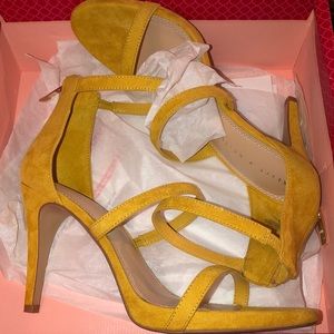 Yellow, suede, strappy, heeled sandals 💛